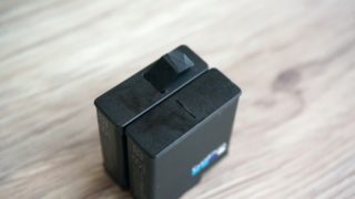 GoProのバッテリーのリボンが切れたところ