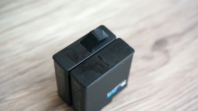 GoProのバッテリーのリボンが切れたところ