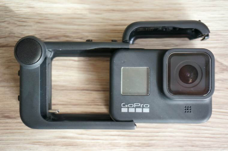 GoProメディアモジュラーにHERO8を装着するところ
