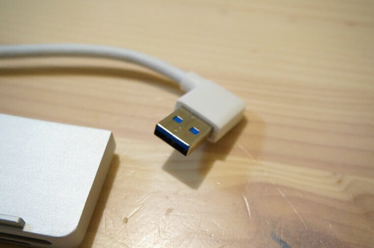 AnikksのiMac用USBハブ後面のUSBケーブル