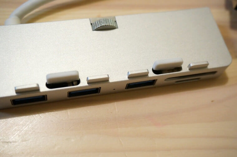 AnikksのiMac用USBハブ上部の万力