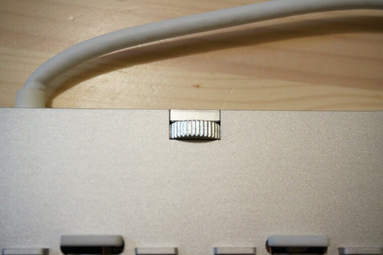 AnikksのiMac用USBハブのネジ