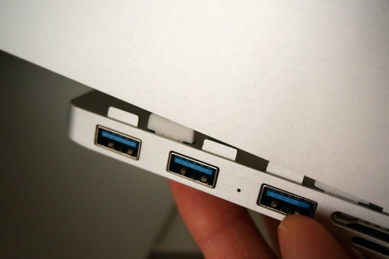 AnikksのiMac用USBハブをiMacの溝に差し込むところ