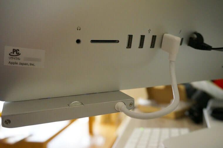 AnikksのiMac用USBハブのコードをiMacに挿したところ