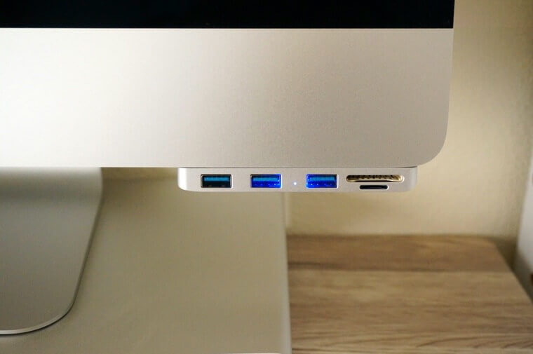 AnikksのiMac用USBハブをiMacに取り付けたところ