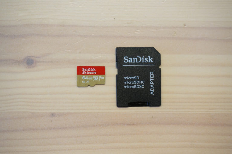 MicroSDカードとアダプタ