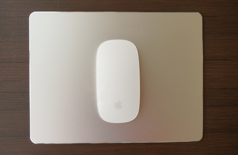 Mac用アルミマウスパッドにMagic Mouseを乗せたところ