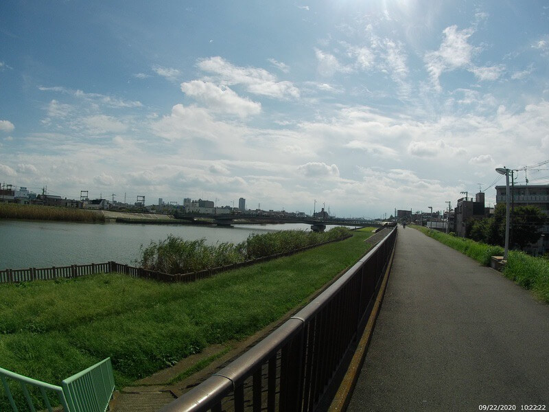 AKASO Brave7 LEで撮影した川沿いの風景写真