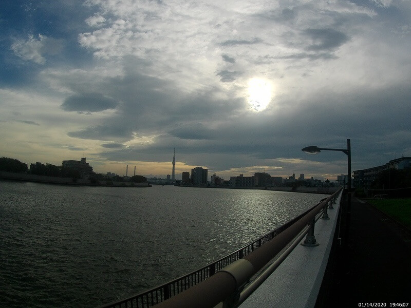 AKASO Brave7 LEで撮影した川沿いの風景写真
