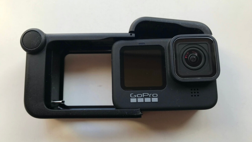 GoPro HERO9用メディアモジュラーに本体をスライド