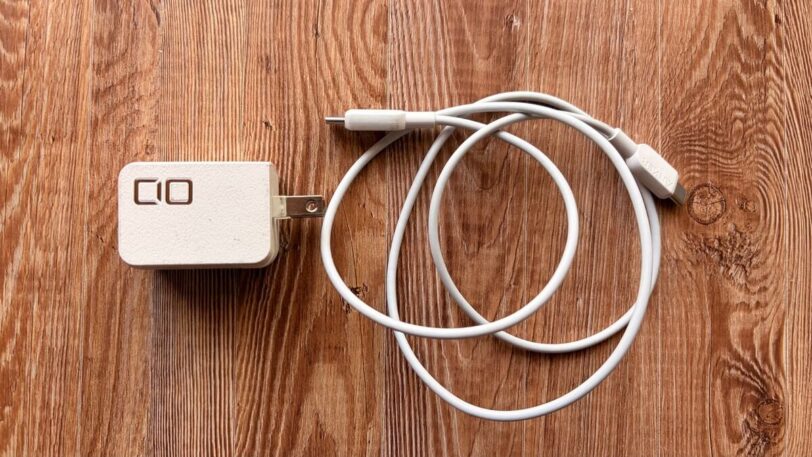 GoProの充電に使うUSB-C充電器とケーブルの写真