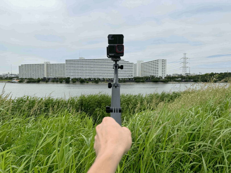 Insta360多機能自撮り棒を伸ばしてセルフィー撮影