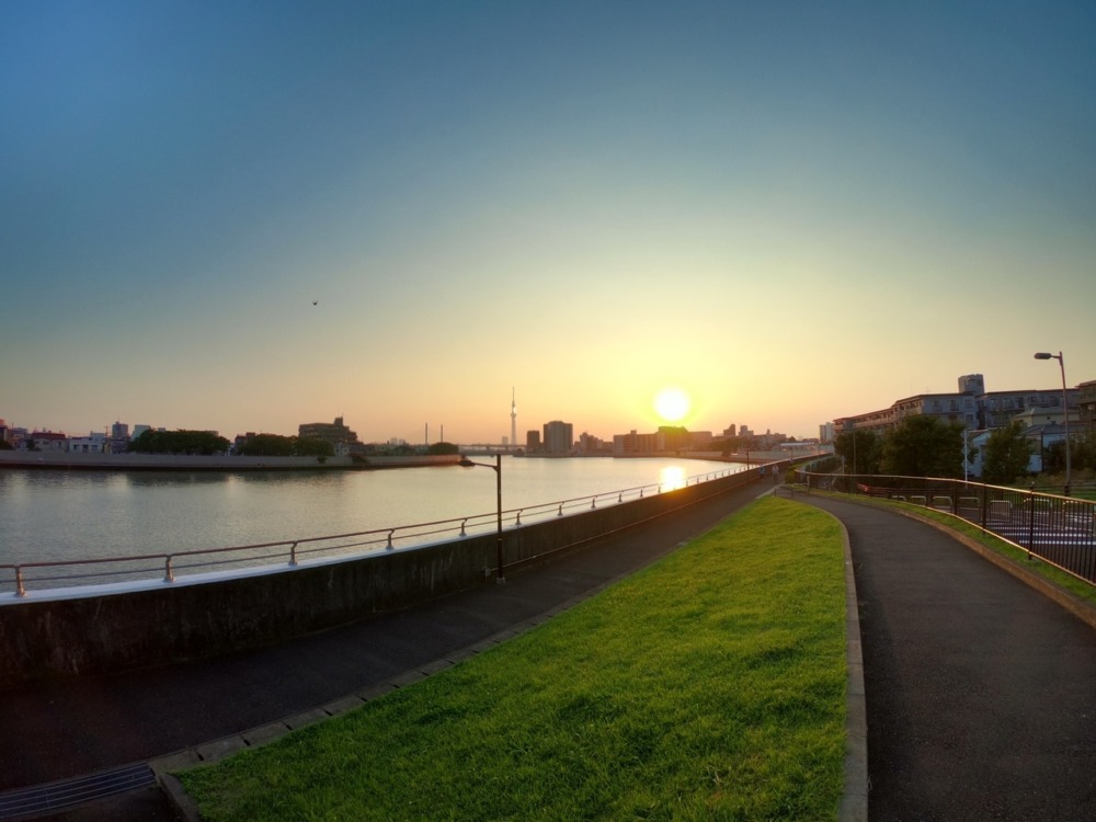 川沿いから撮影した夕暮れとスカイツリー