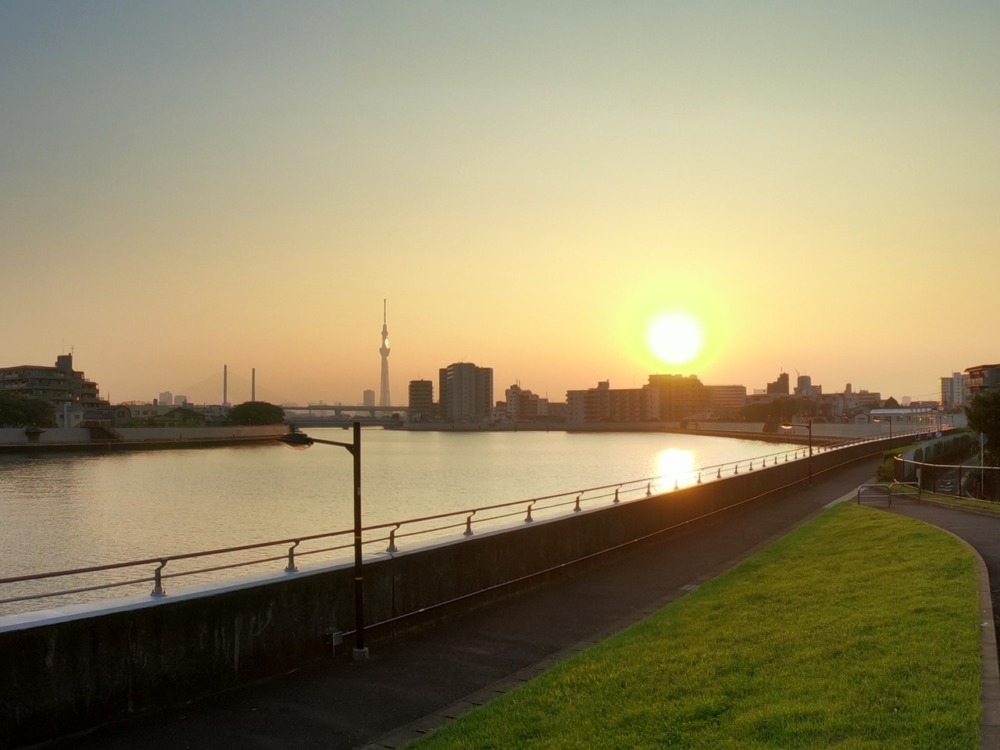 川沿いから撮影した夕暮れとスカイツリーをズームで撮影