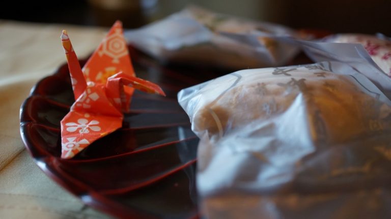 折り鶴と和菓子