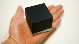 Magic Cubeを手に乗せたところ
