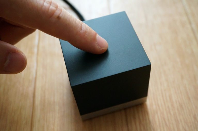 Magic Cubeの上部を押しているところ