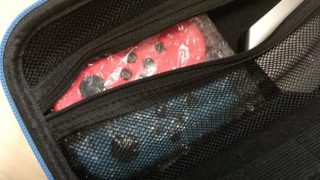 ジョイコンを緩衝材で包んで持ち運びケースに入れているところ