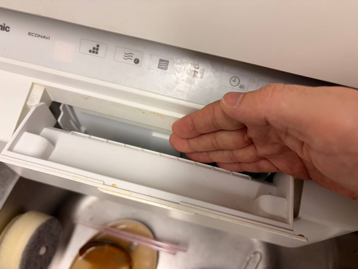 NP-TSP1のタンク給水口へ手を横にして入れたところ。手がやっと入る狭さ