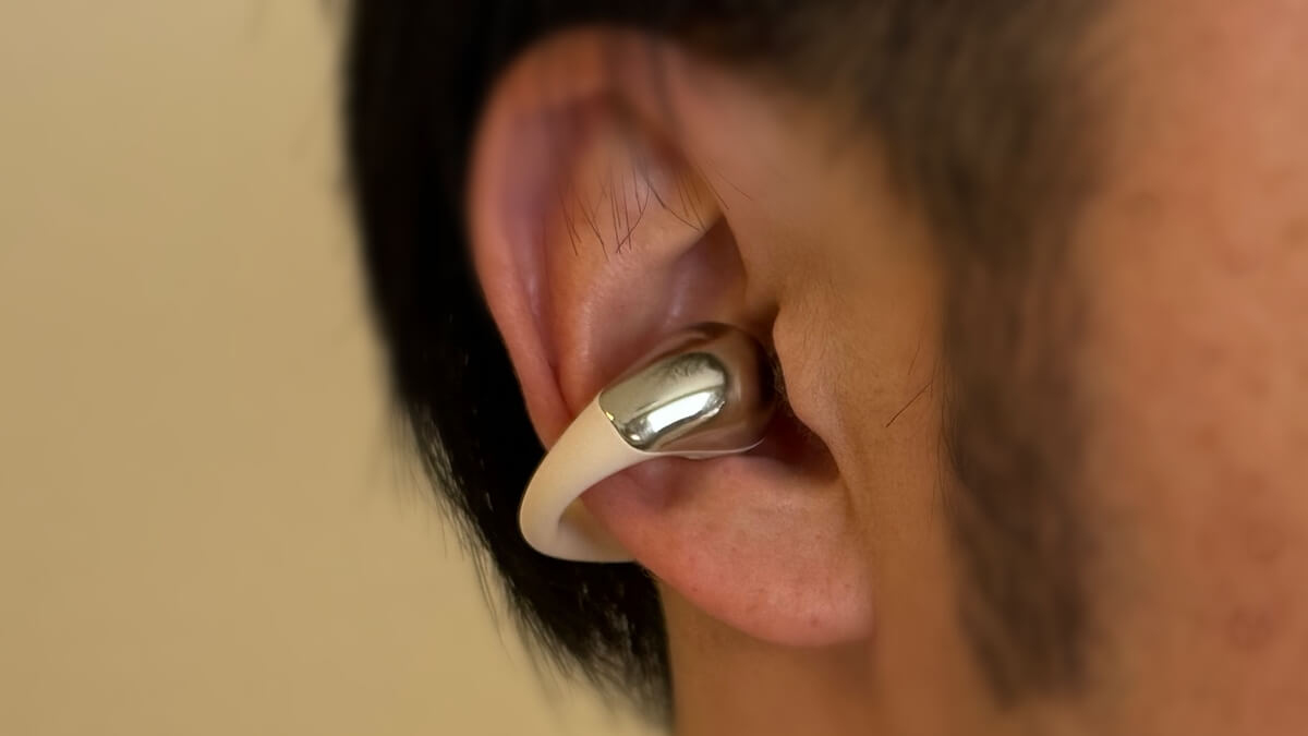 SOUNDPEATS CCイヤーカフイヤホンを装着