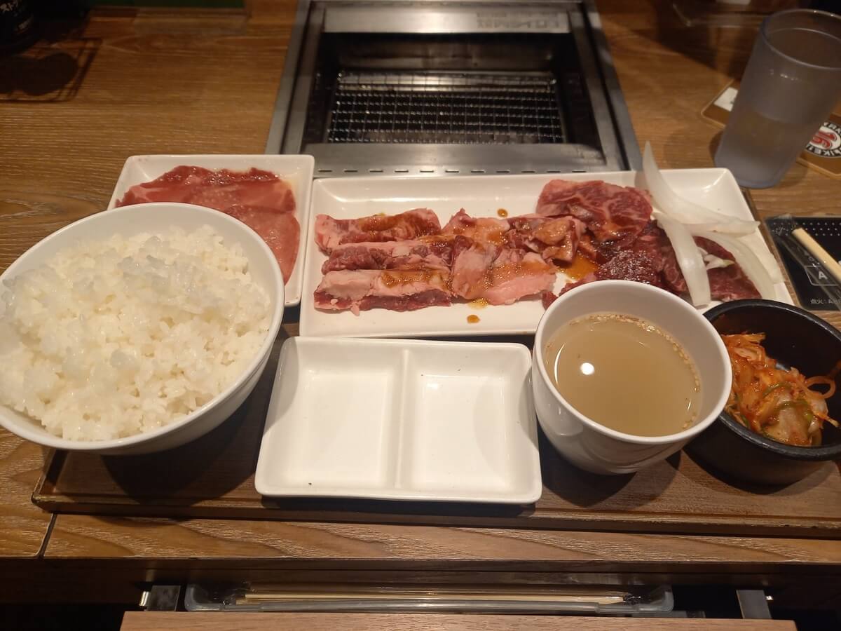 焼肉ライクの定食セット（ご飯・肉・スープ・キムチ）の実食イメージ