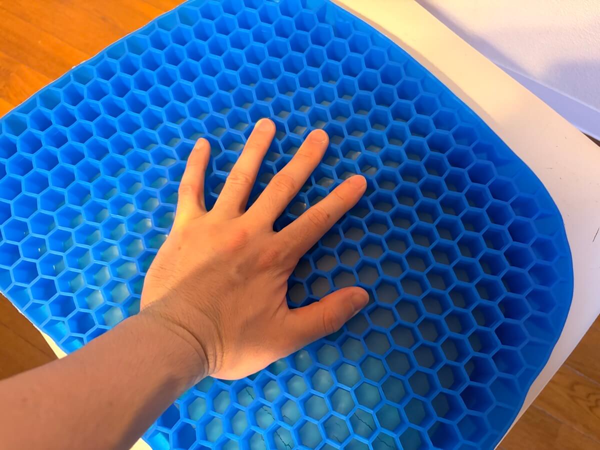 ジェルクッションのハニカム構造と通気性がわかる画像