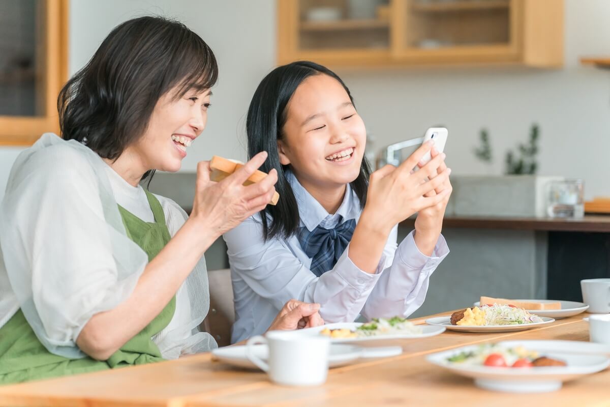 子どものスマホ利用を親が見守っている家庭の様子
