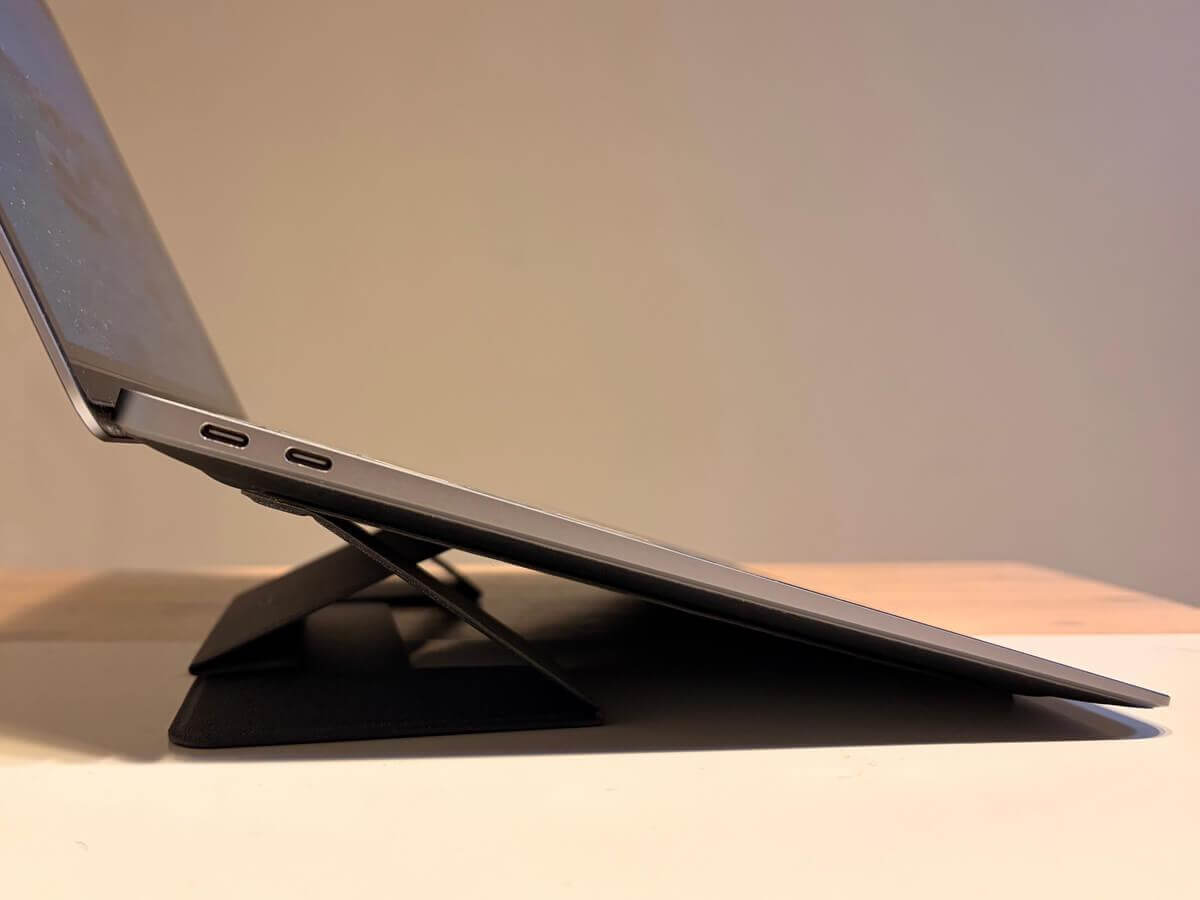 MOFT非粘着式PCスタンドを15度の角度で使っているところ