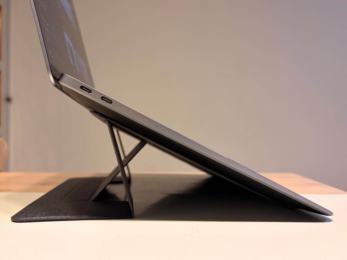 MOFT非粘着式PCスタンドを25度の角度で使っているところ