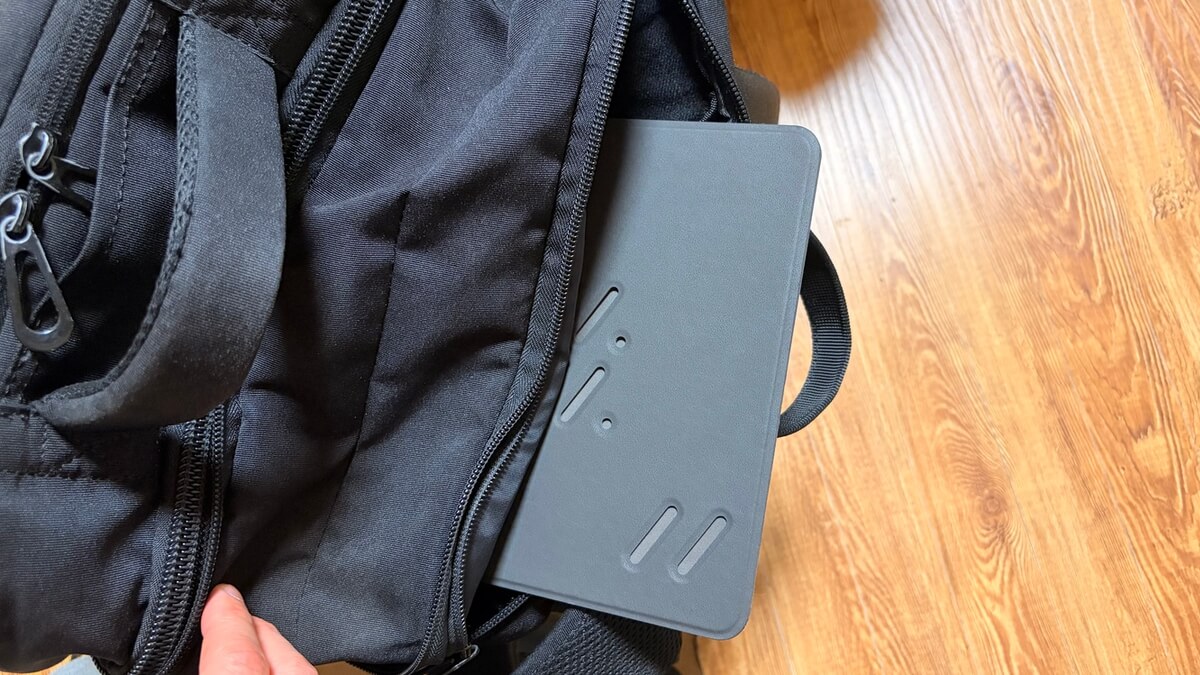 MOFT非粘着式PCスタンドをリュックに入れて持ち運ぶところ