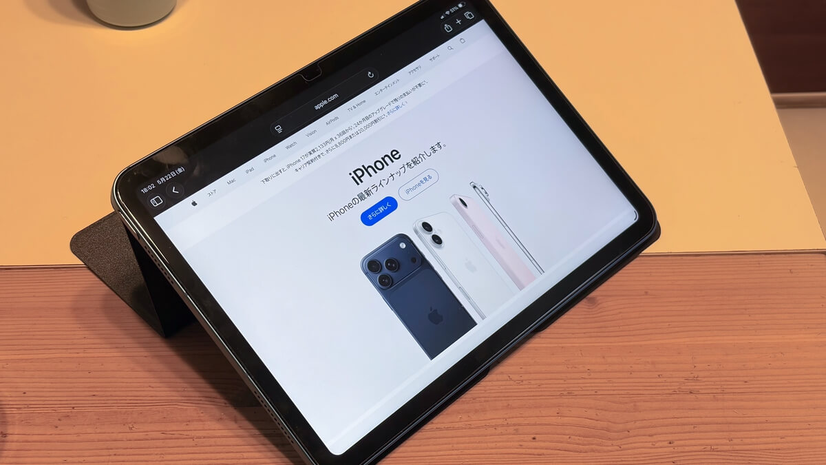 MOFT非粘着式PCスタンドにiPadを置いて使っているところ