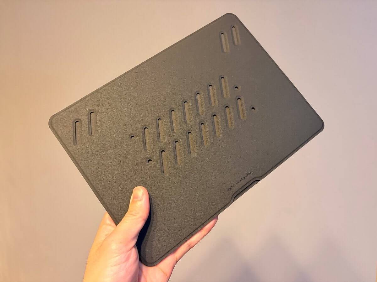MOFT非粘着式PCスタンドを手に持ってサイズ感を確認しているところ