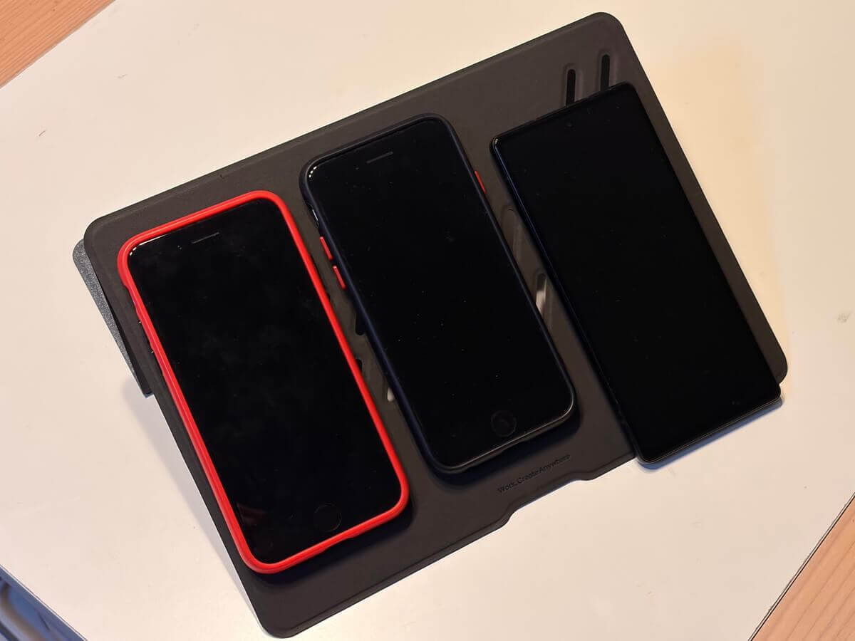 MOFT非粘着式PCスタンドにスマホを複数台置いているところ