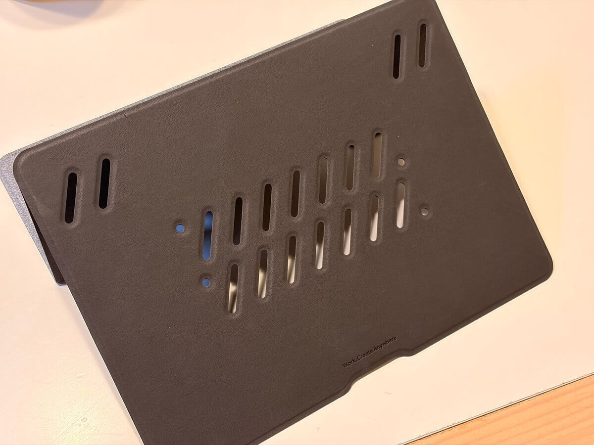 MOFT非粘着式PCスタンドの排熱用スリットと表面デザイン