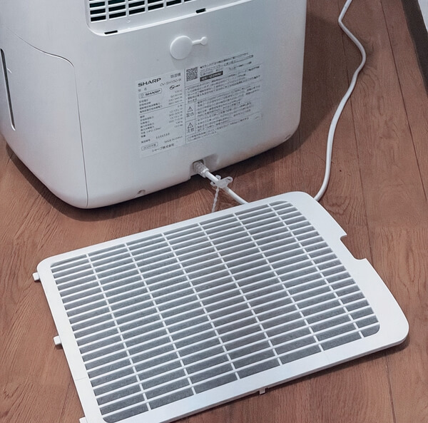 シャープCV-SH150のフィルターを外して掃除している様子