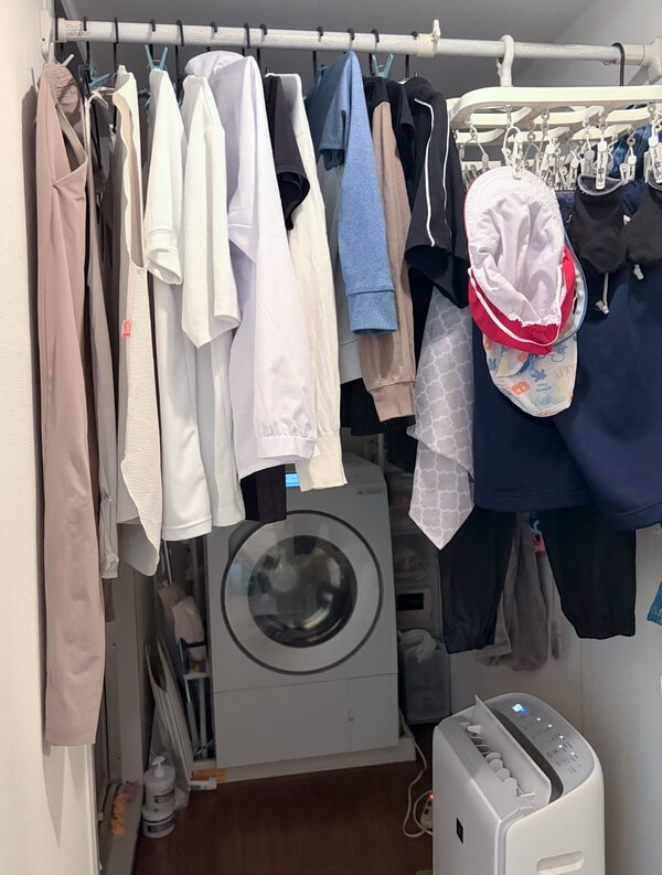 洗面所でCV-SH150を使って洗濯物を部屋干ししている様子