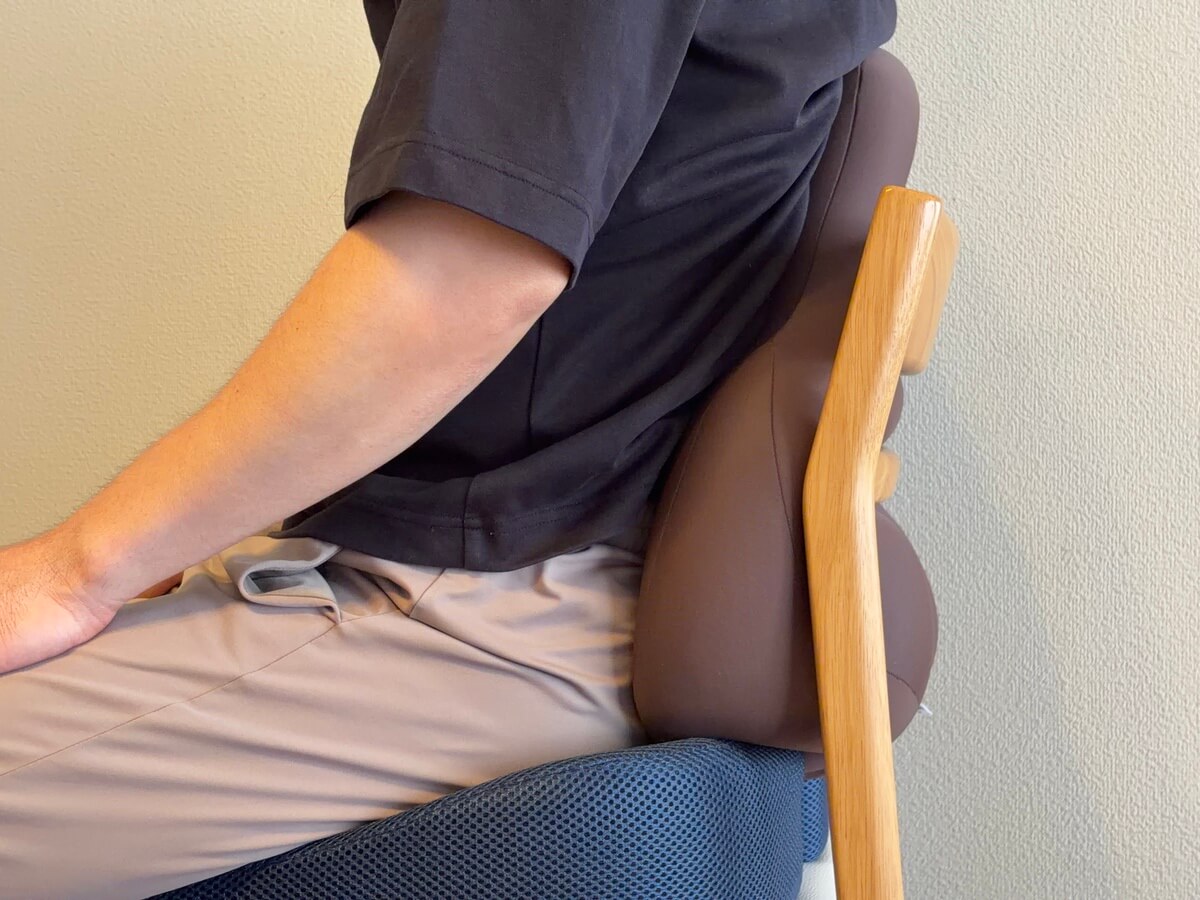 MOGUバックサポーターエイトを腰まわりに当てて使っているところ