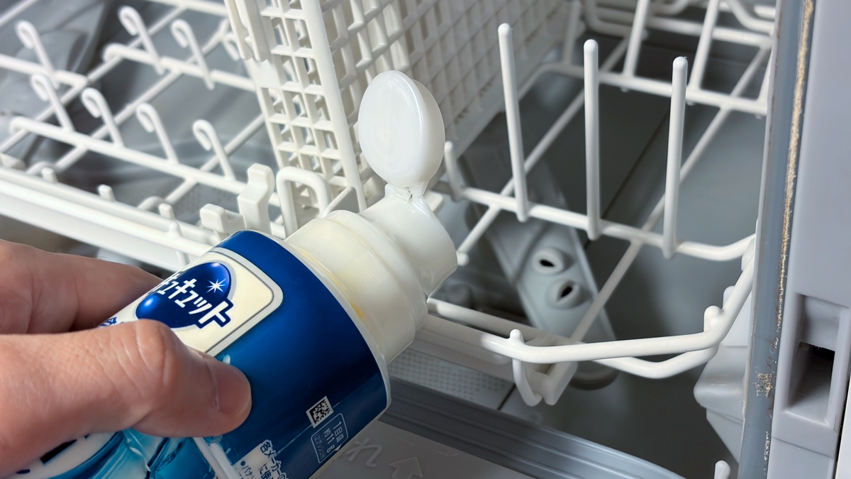 食洗機用洗剤をNP-TSP1の洗剤投入口に入れている様子