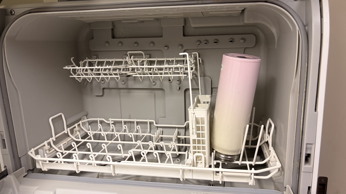 NP-TSP1の右側の支えパーツに背の低い水筒を入れた状態