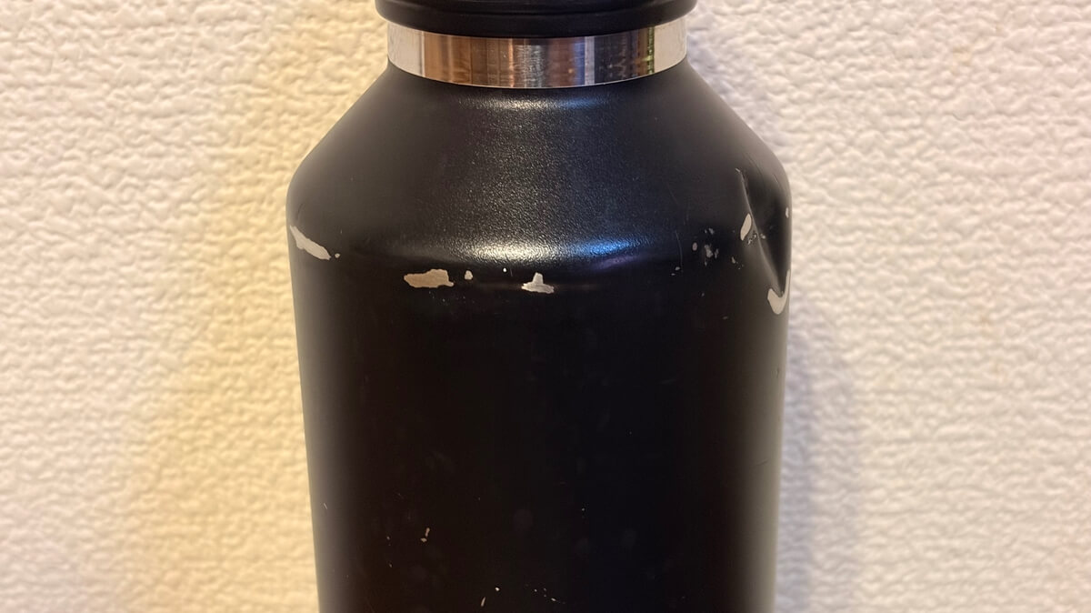 REVOMAX950mlのキャップと本体の食洗機対応状況を確認する写真