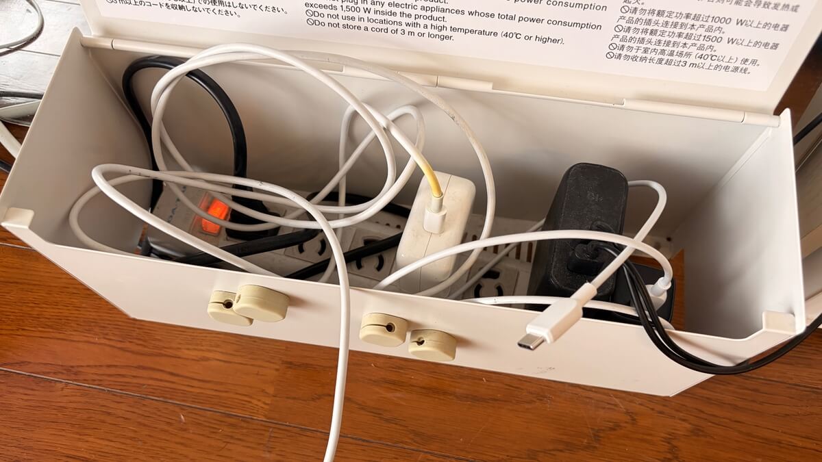 長いUSB-Cケーブルと充電アダプタで散らかった充電ボックスの中