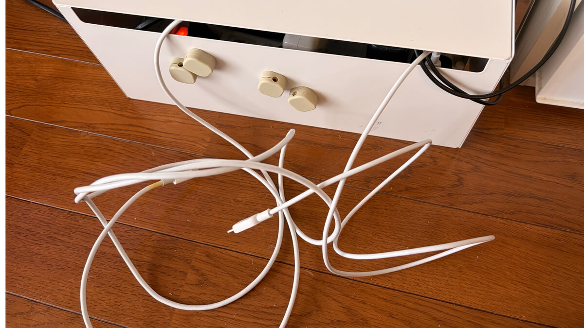 充電ボックスから長いUSB-Cケーブルが出たままの状態