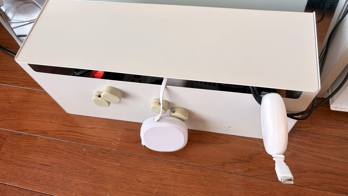 充電ボックスに取り付けたオウルテックとUGREENの巻取り式USB-Cケーブル