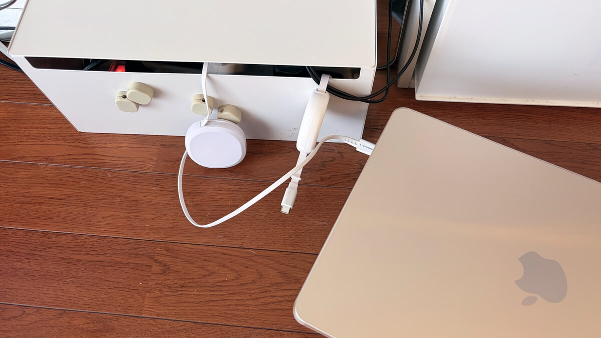 MacBook Airの近くまで伸ばした充電ボックスの巻取り式USB-Cケーブル