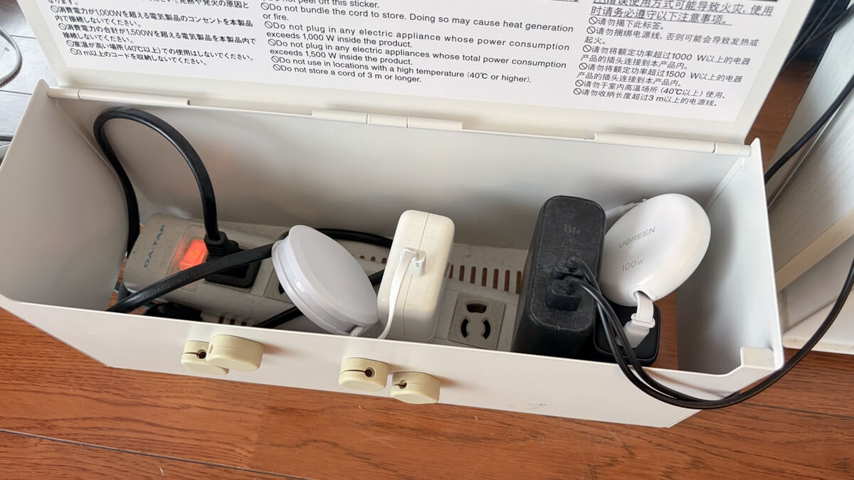巻取り式USB-Cケーブルと充電アダプタを収納した充電ボックスの中