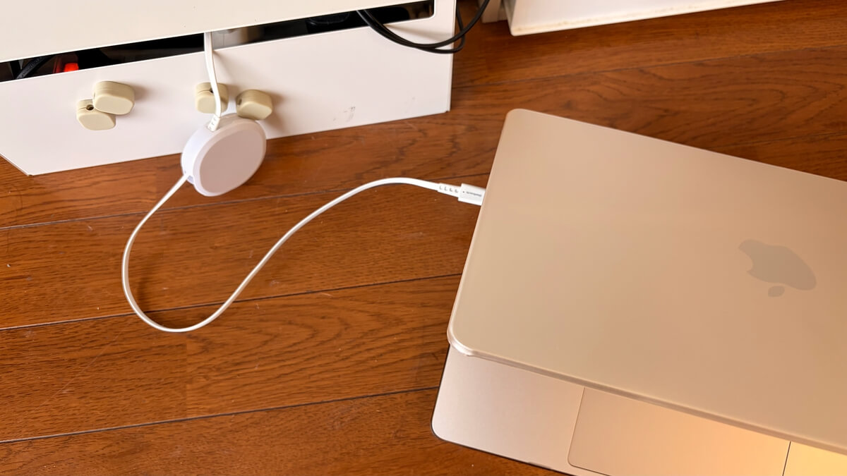 オウルテックの片引き巻取り式USB-CケーブルでMacBook Airを充電