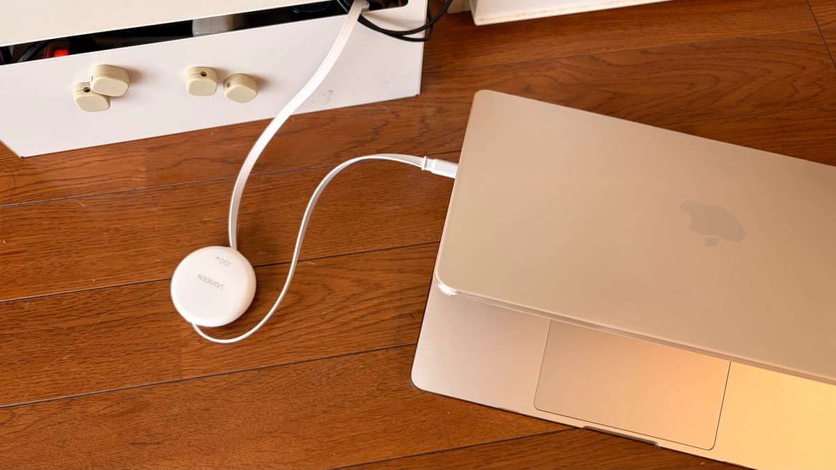 UGREENの両引き式巻取り式USB-CケーブルでMacBook Airを充電